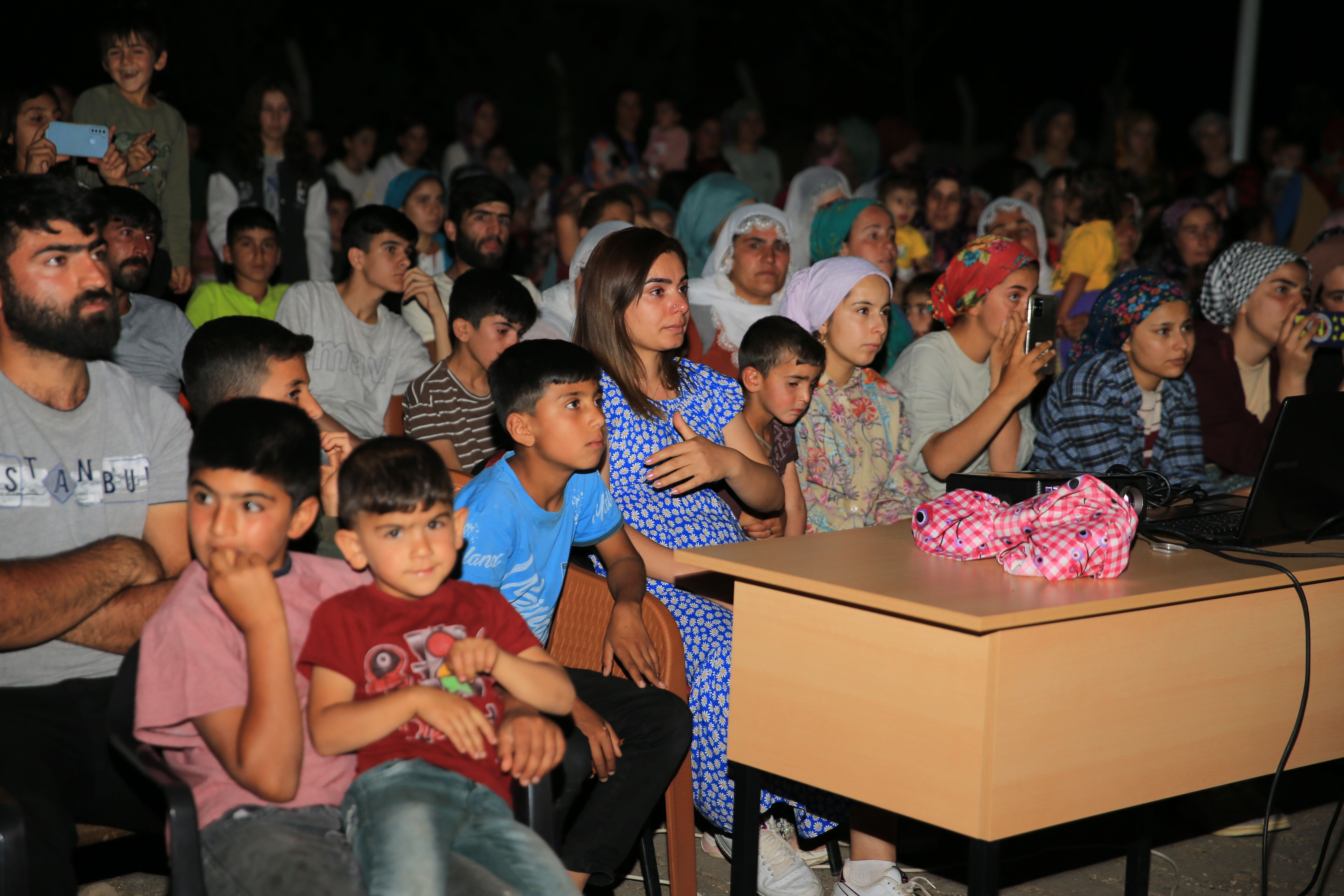AA-20230707-31613142-31613137-BELGESELI_HAZIRLANIRKEN_OLEN_CERCI_MEHMETIN_HAYATI_KOY_MEYDANINDA_BEYAZ_PERDEYE_YANSITILDI