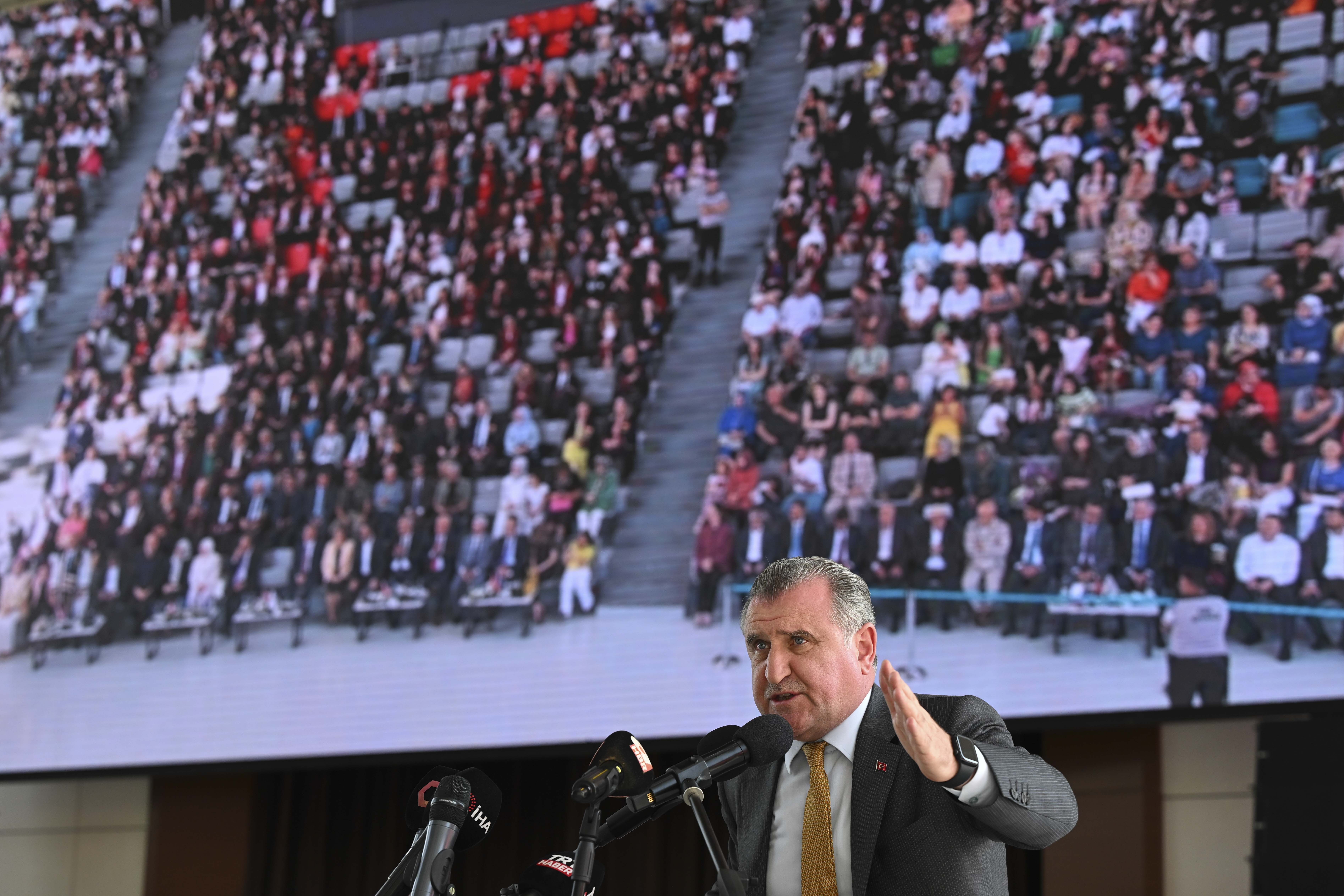 AA-20230712-31662329-31662321-GENCLIK_VE_SPOR_BAKANI_BAK_HASAN_KALYONCU_UNIVERSITESI_MEZUNIYET_TORENINDE_KONUSTU