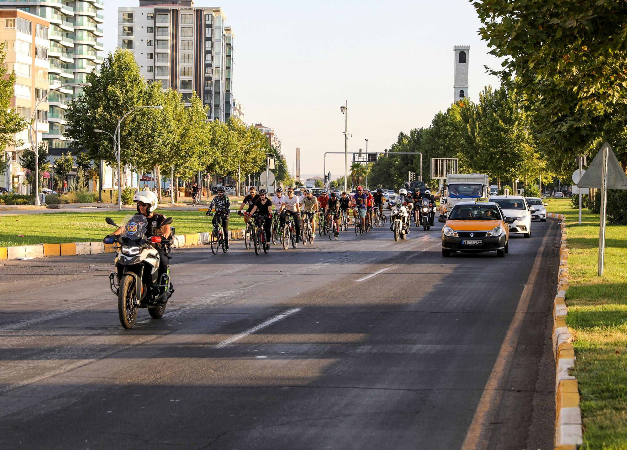 AA-20230730-31804835-31804824-TRAFIK_KAZALARINDA_HAYATINI_KAYBEDEN_BISIKLET_TUTKUNLARI_ICIN_DIYARBAKIRDA_PEDAL_CEVIRDILER