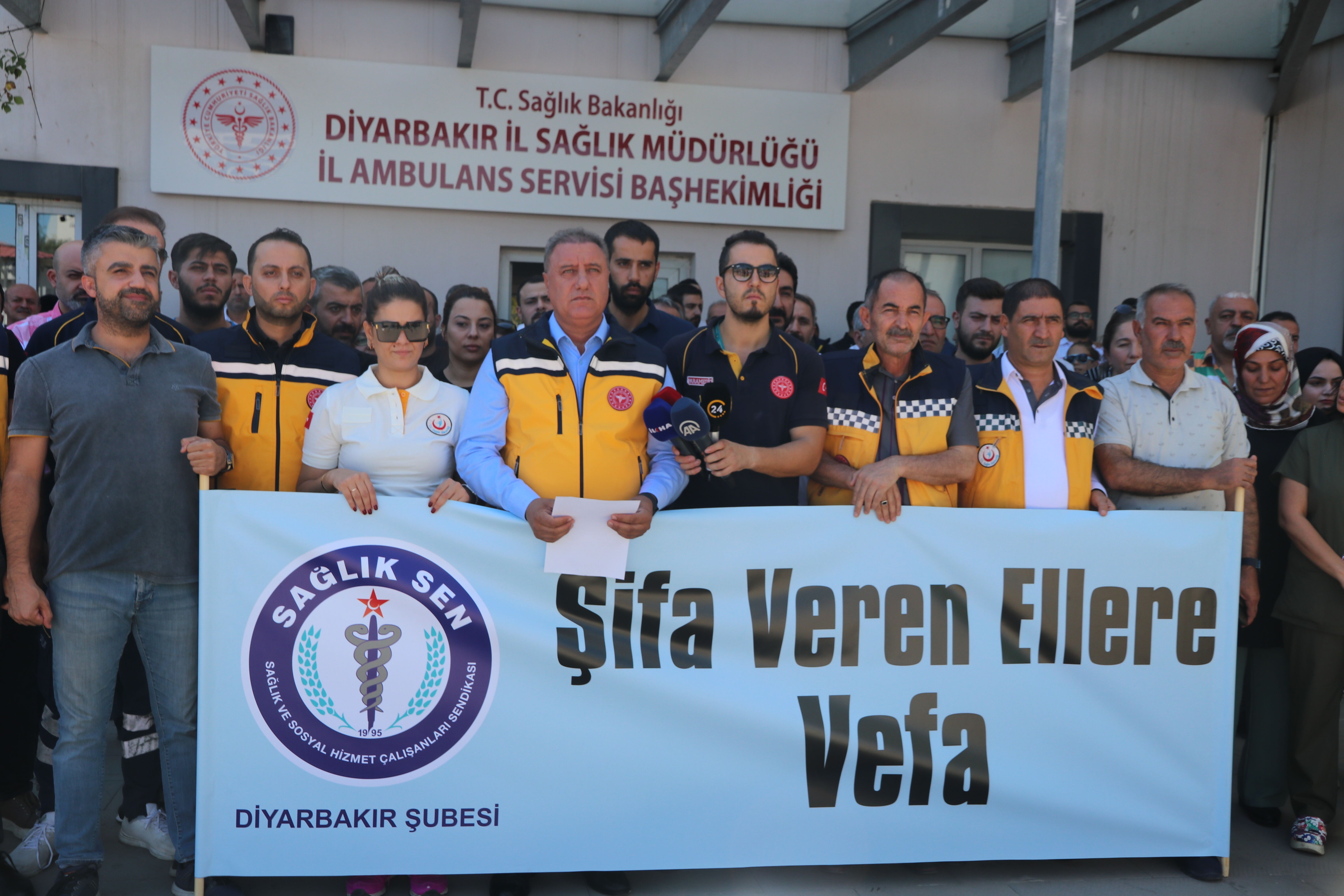 AA-20230803-31830061-31830055-DIYARBAKIRDA_SAGLIK_CALISANLARI_MESLEKTASLARINA_YONELIK_SALDIRIYI_PROTESTO_ETTI