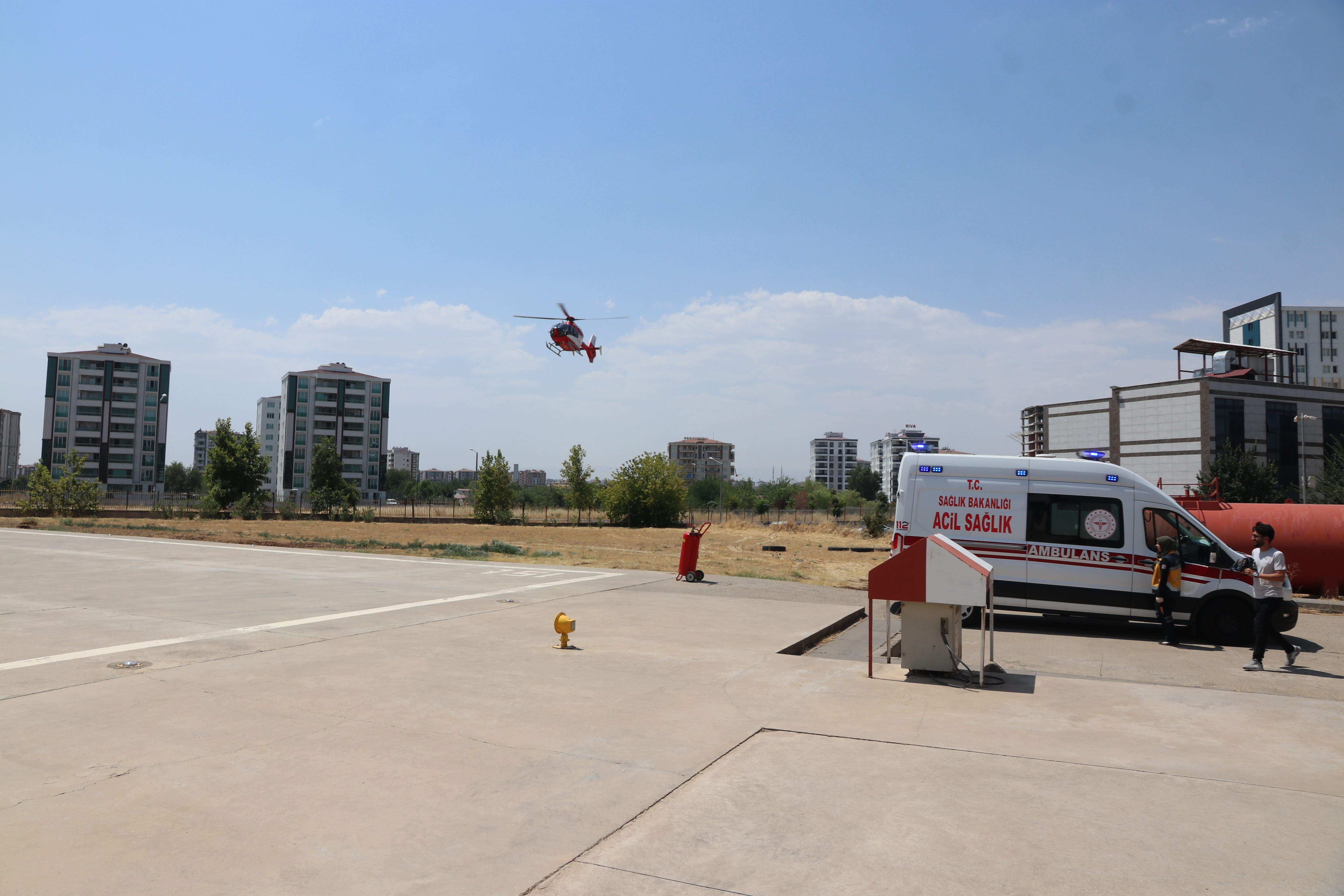 AA-20230809-31881862-31881855-DIYARBAKIRDA_BOGULMA_TEHLIKESI_GECIREN_COCUK_AMBULANS_HELIKOPTERLE_HASTANEYE_YETISTIRILDI