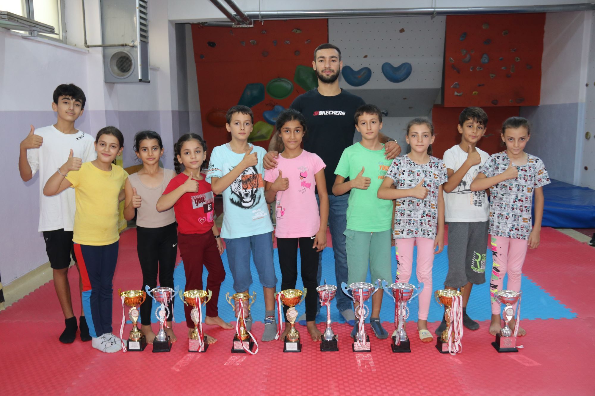 AA-20230912-32131234-32131226-OKULDAKI_TIRMANMA_DUVARINDA_YETENEKLERI_KESFEDILEN_SAMPIYONLARIN_HEDEFI_MILLI_TAKIM