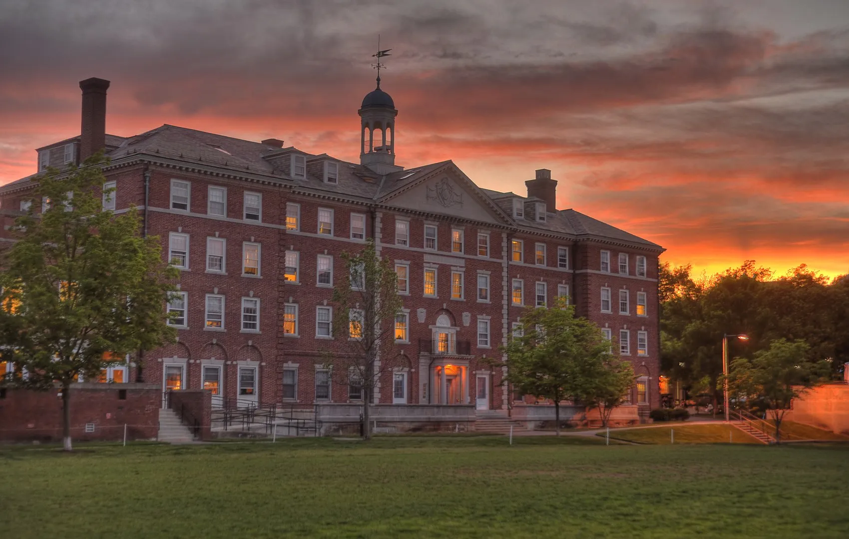 1700px-Cabot_House_HDR.jpg