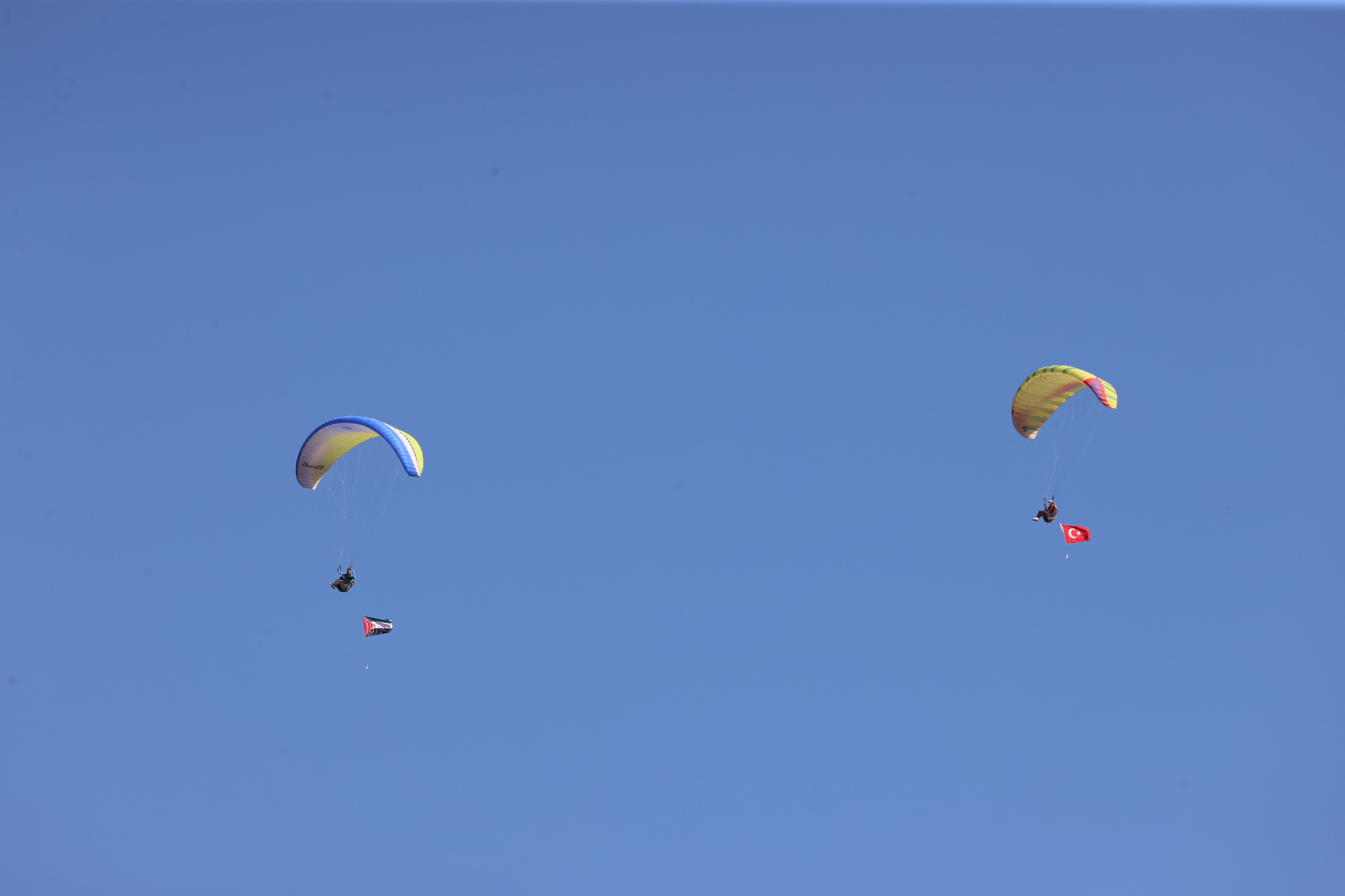 AA-20231022-32485114-32485113-DIYARBAKIRDA_YAMAC_PARASUTU_ETKINLIGINDE_FILISTIN_VE_TURK_BAYRAGI_ACILDI