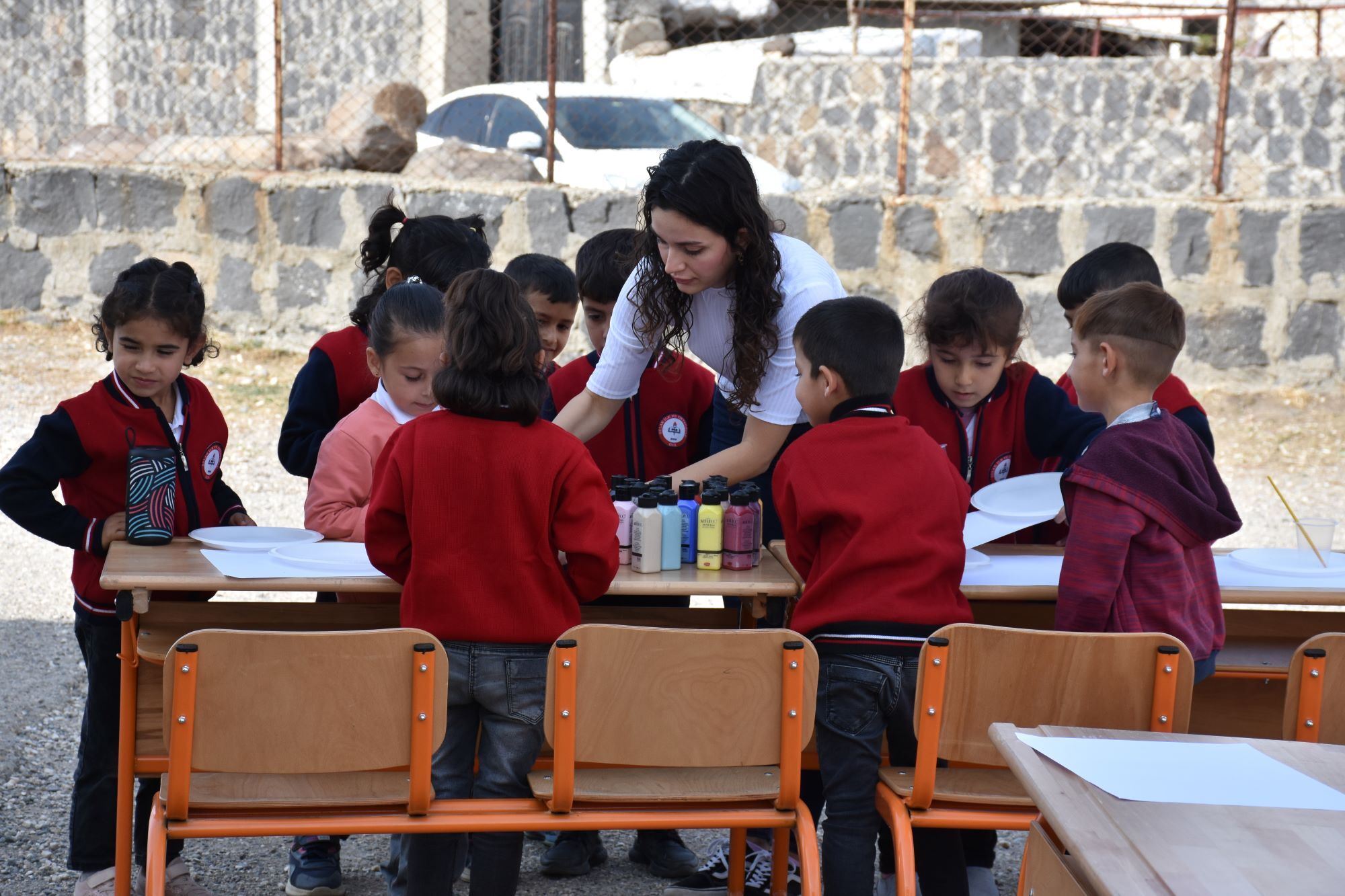 AA-20231024-32505287-32505275-ISTANBULDAN_GELEN_RESSAM_SIRNAKIN_KOYUNDE_COCUKLARLA_RESIM_YAPTI