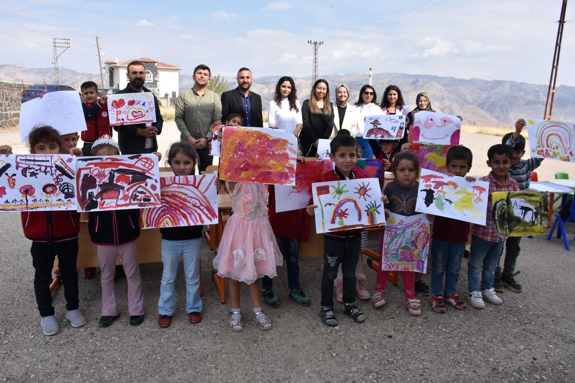 AA-20231024-32505287-32505281-ISTANBULDAN_GELEN_RESSAM_SIRNAKIN_KOYUNDE_COCUKLARLA_RESIM_YAPTI