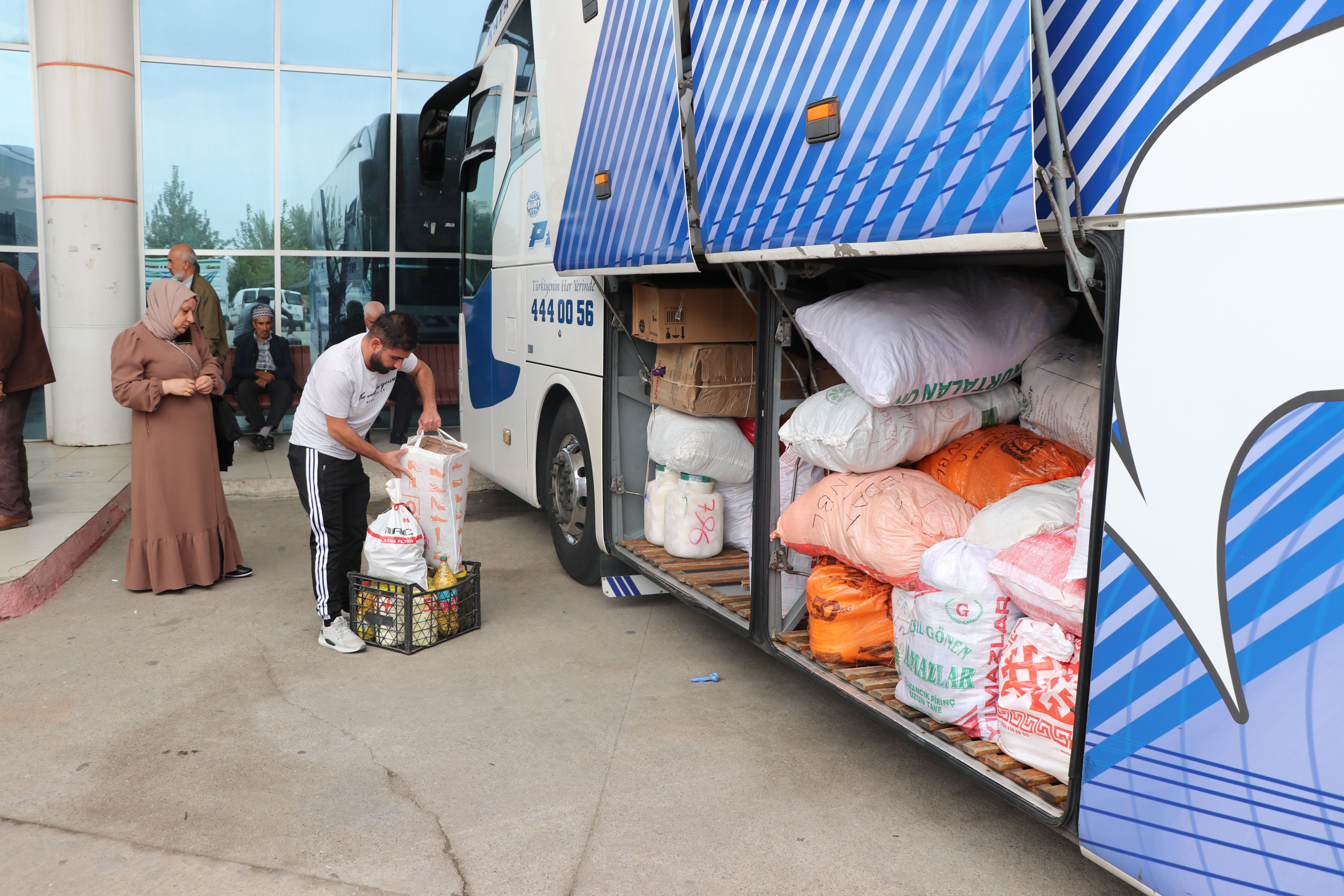 AA-20231030-32574121-32574116-DOGU_ILLERINDEN_BUYUKSEHIRLERE_KISLIK_YIYECEK_TAKVIYESI