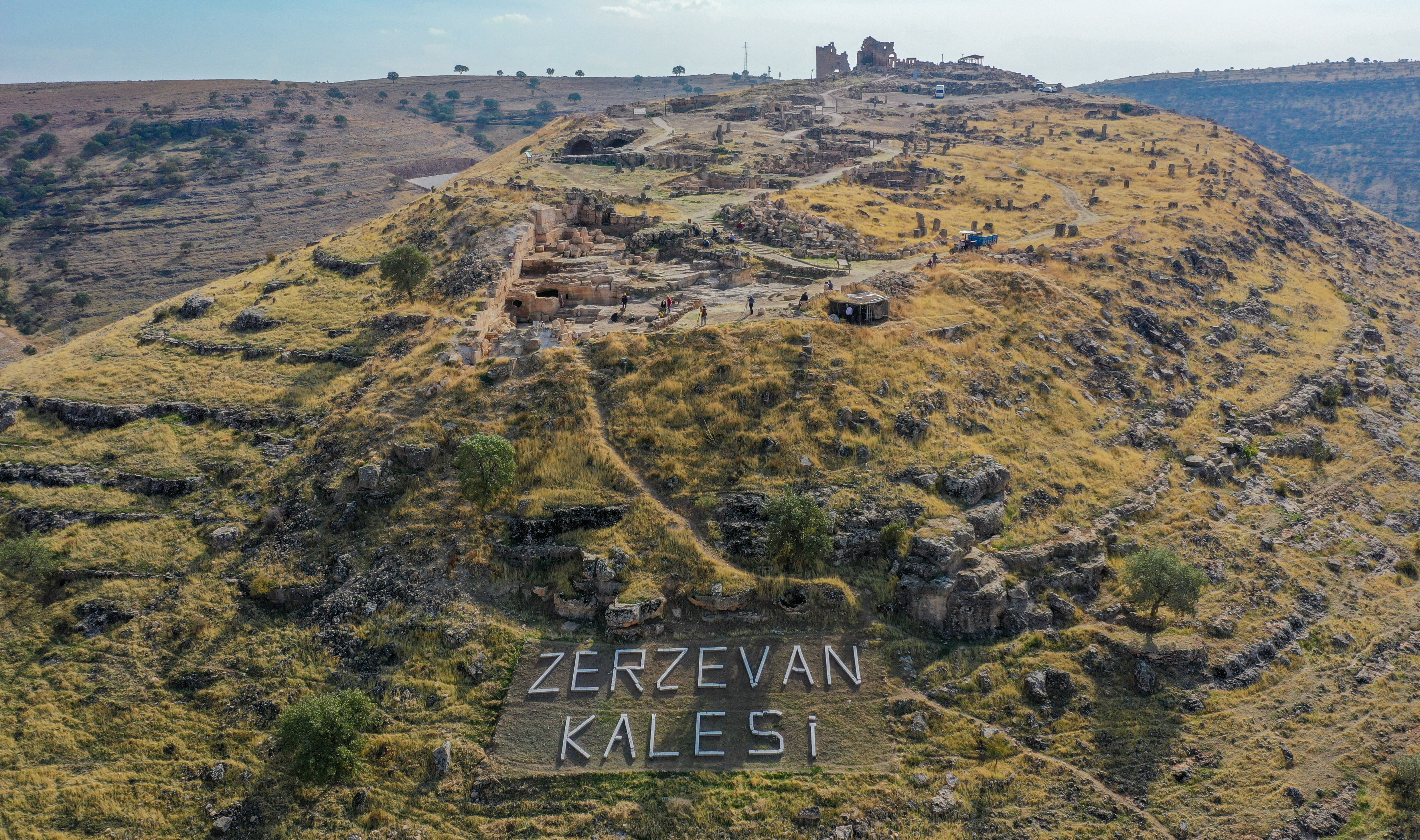 AA-20231105-32669060-32669025-DIYARBAKIRDAKI_ZERZEVAN_KALESINDE_1900_YILLIK_MITHRAS_TAPINAGININ_ANITSAL_KAPISINA_ULASILDI