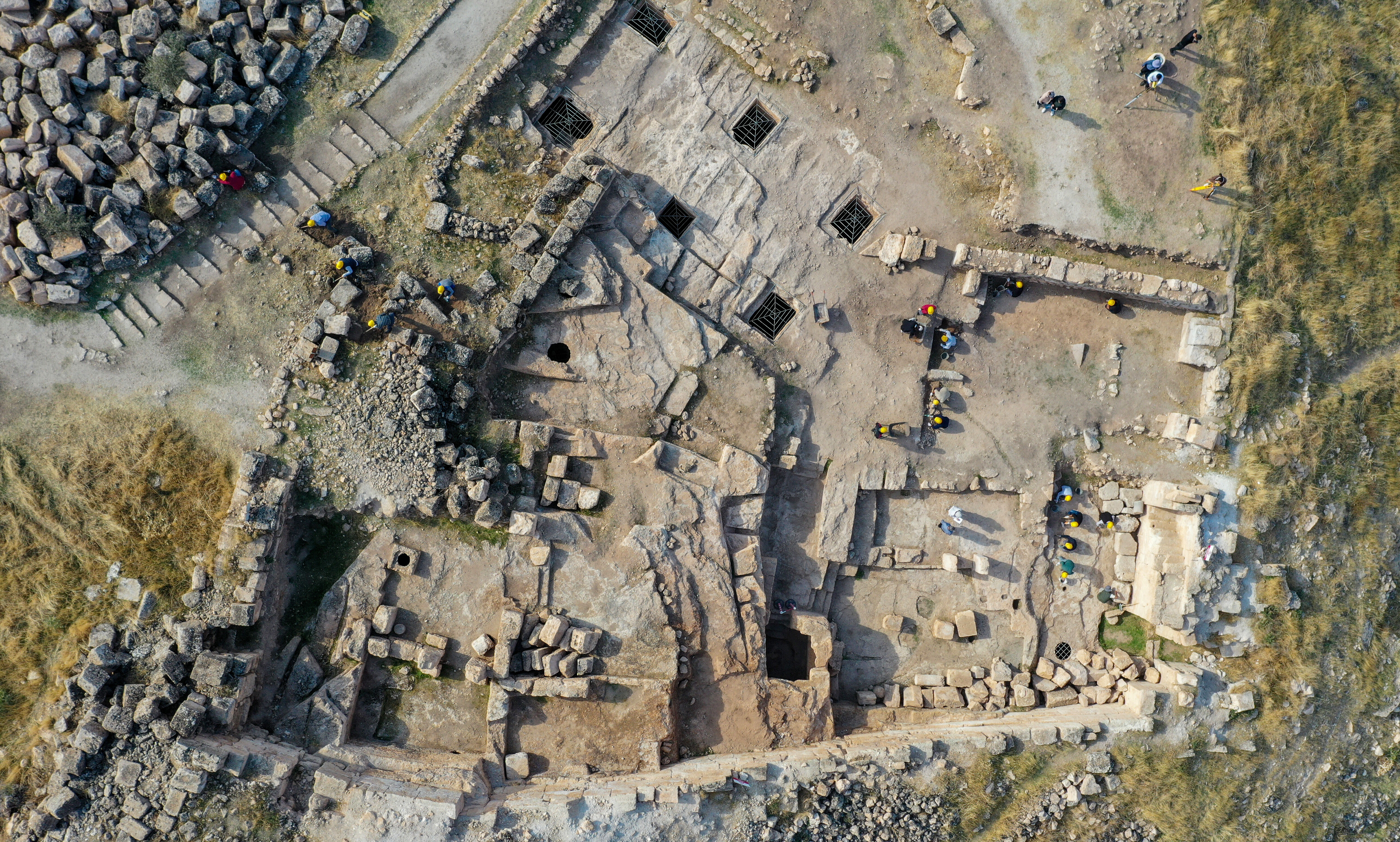 AA-20231105-32669060-32669026-DIYARBAKIRDAKI_ZERZEVAN_KALESINDE_1900_YILLIK_MITHRAS_TAPINAGININ_ANITSAL_KAPISINA_ULASILDI