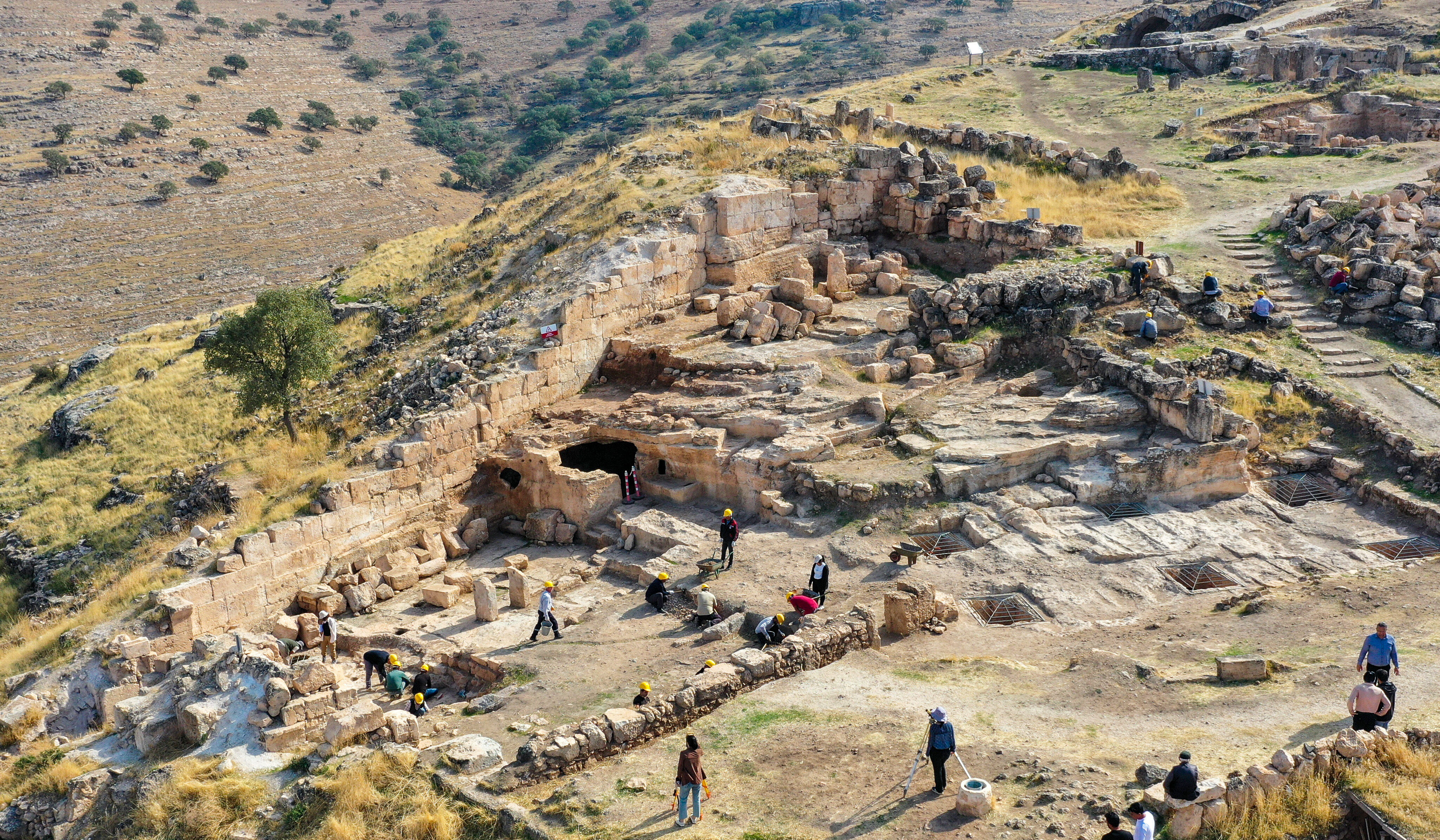 AA-20231105-32669060-32669032-DIYARBAKIRDAKI_ZERZEVAN_KALESINDE_1900_YILLIK_MITHRAS_TAPINAGININ_ANITSAL_KAPISINA_ULASILDI