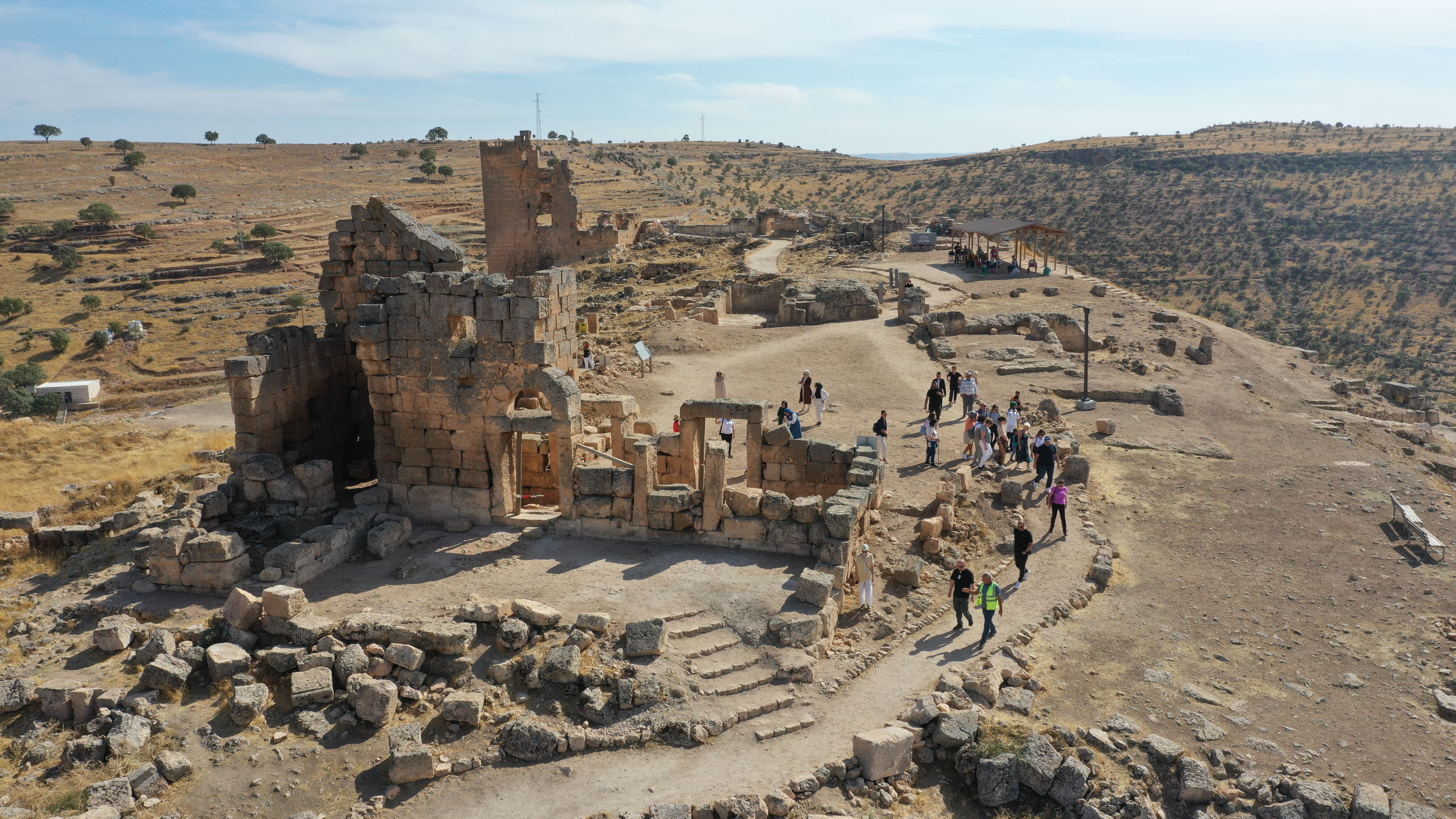 AA-20231105-32669060-32669046-DIYARBAKIRDAKI_ZERZEVAN_KALESINDE_1900_YILLIK_MITHRAS_TAPINAGININ_ANITSAL_KAPISINA_ULASILDI