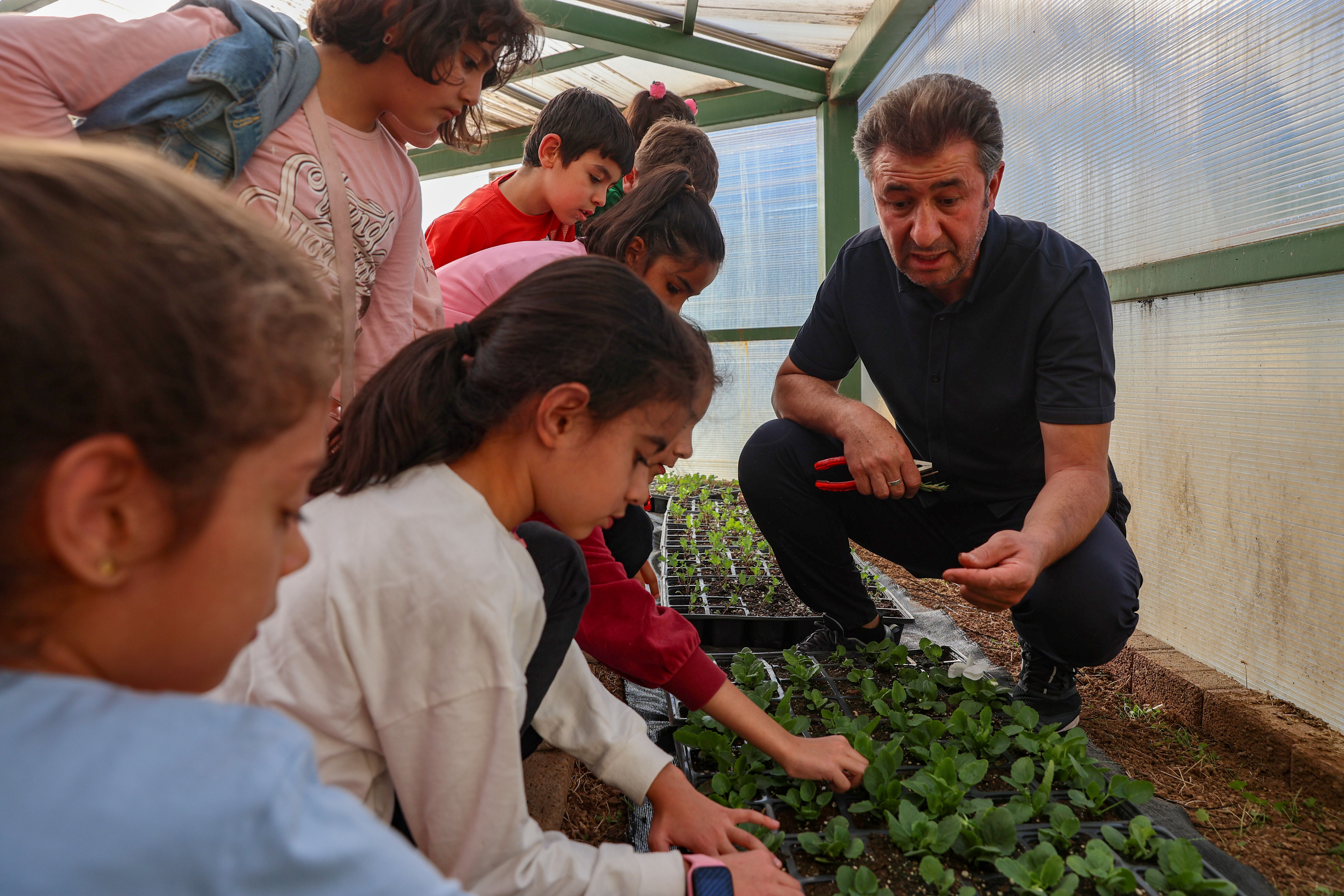 AA-20231110-32784927-32784926-USTUN_YETENEKLI_COCUKLAR_SERALARDA_CICEK_ILE_TIBBI_VE_AROMATIK_BITKILER_YETISTIRIYOR