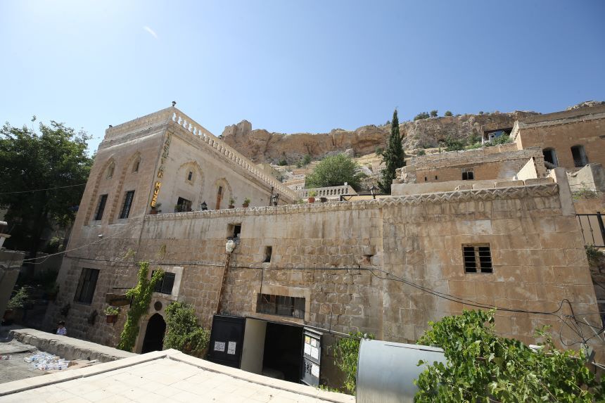 AA-20231117-32932822-32932801-MARDININ_KULTURUNU_VE_SANATINI_TANIMAK_ICIN_400_YILLIK_KONAGI_ZIYARET_EDIYORLAR