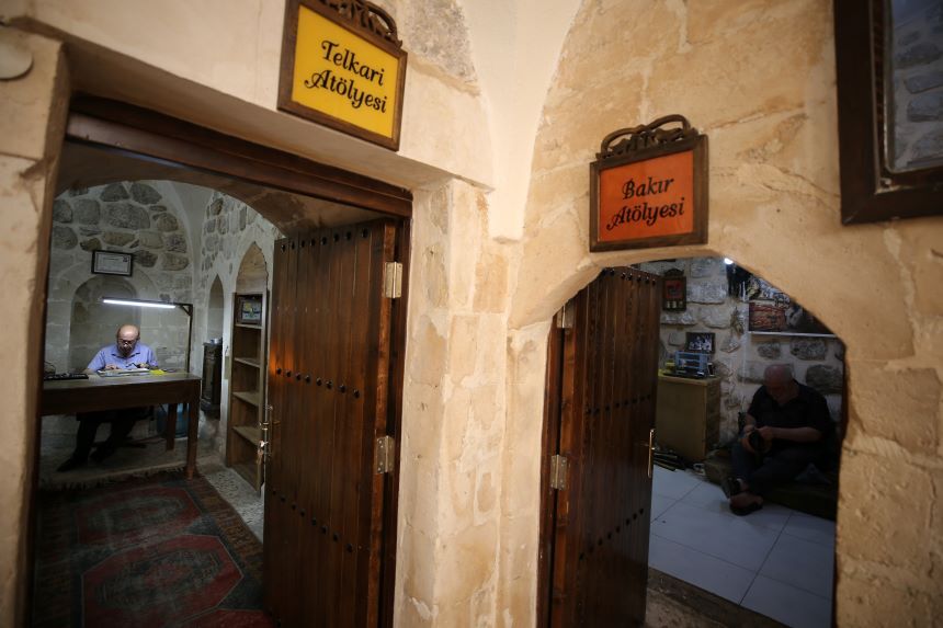 AA-20231117-32932822-32932805-MARDININ_KULTURUNU_VE_SANATINI_TANIMAK_ICIN_400_YILLIK_KONAGI_ZIYARET_EDIYORLAR