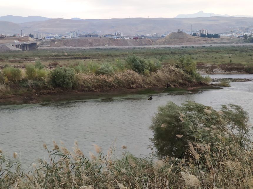 AA-20231119-32964781-32964777-SIRNAKTA_KAYBOLAN_GENC_ICIN_DICLE_NEHRINDE_ARAMA_CALISMALARI_SURUYOR
