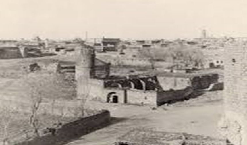 Diyarbakır'da Atılan Top Atışları Sonucu Minaresi Yıkılan Cami