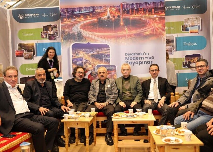 Kayapınar Belediyesi standını ziyaret eden misafirler