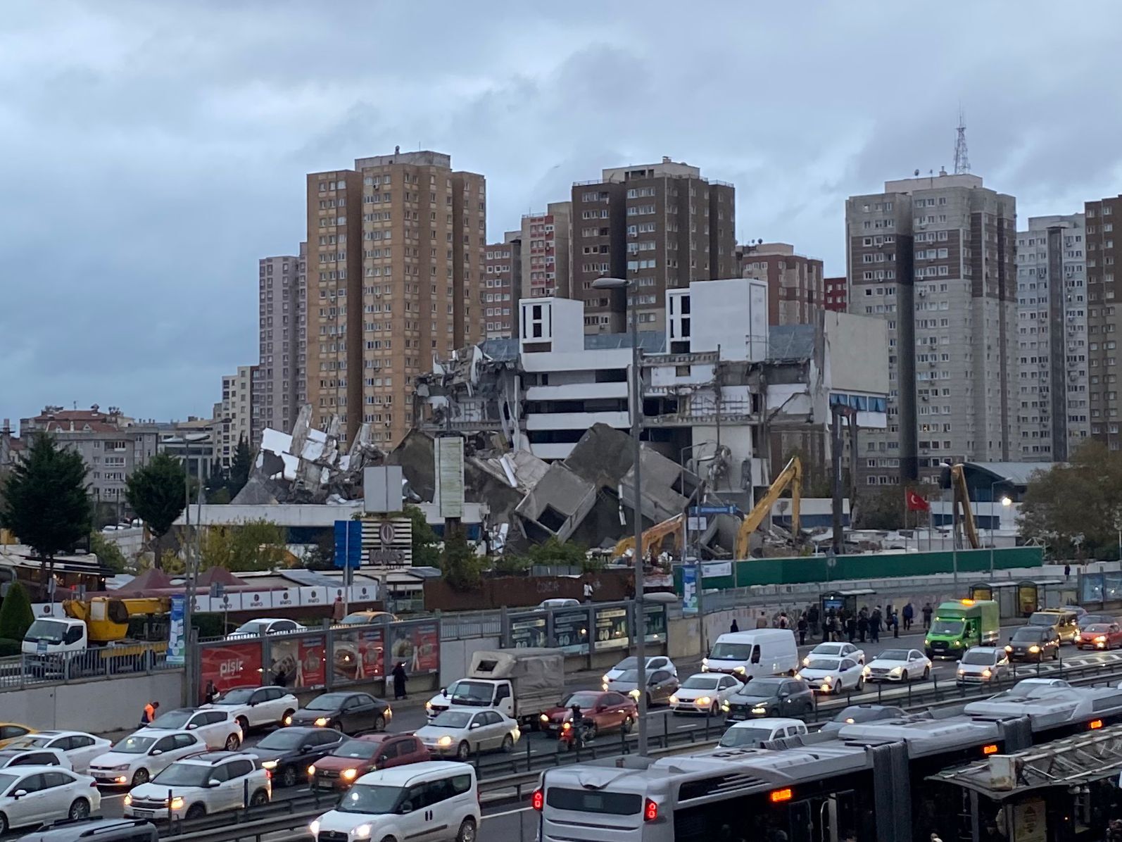 TOYA PLAZA YIKIM GÖRÜNTÜSÜ