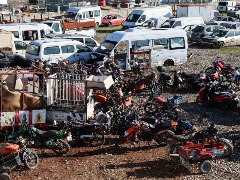 Yediemin otoparkında kaderine terkedilen araçlar