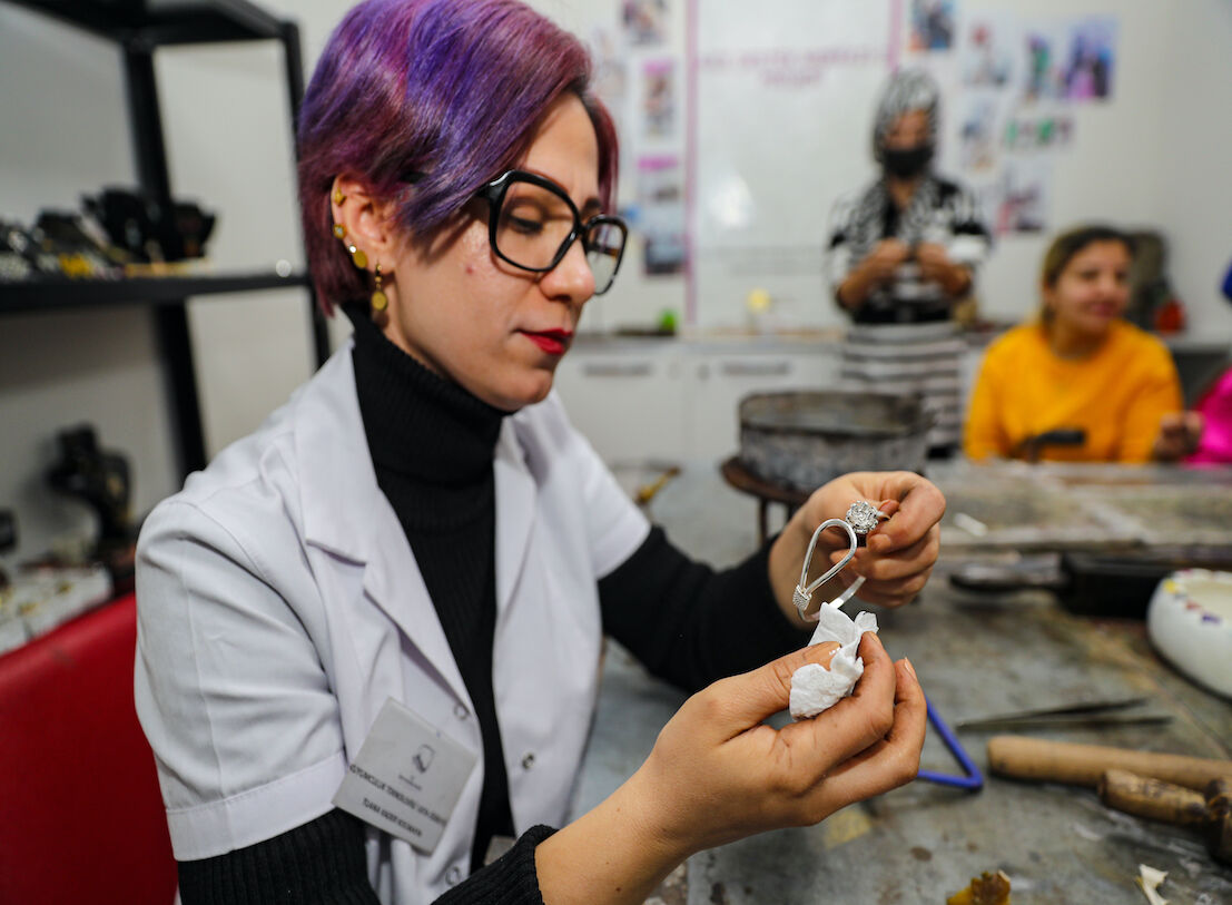 Diyarbakırlı kadınlar kuyumculuk mesleğini öğreniyor