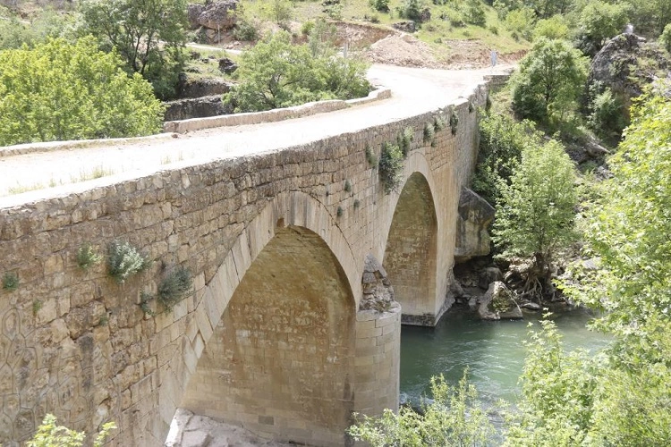 Diyarbakir Tas Kopru.jpg