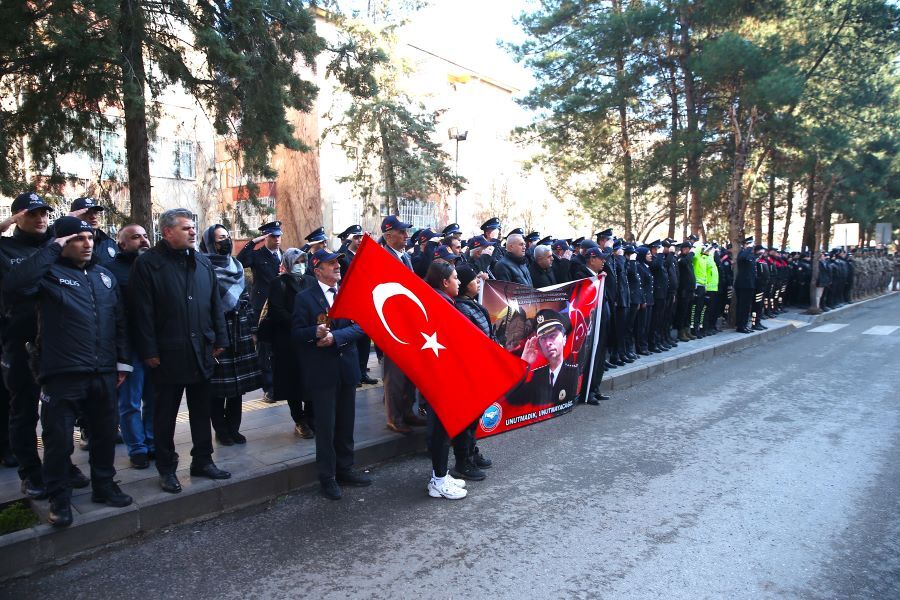 Diyarbakır'da şehit edilen Ali Gaffar Okkan ve 5 koruması anıldı.