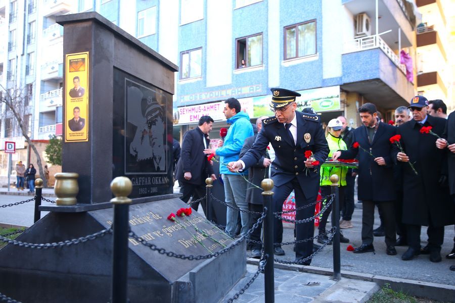 İl Emniyet Müdürü Fatih Kaya, Okkan ve arkadaşlarının vurulduğu yere karanfil bıraktı.