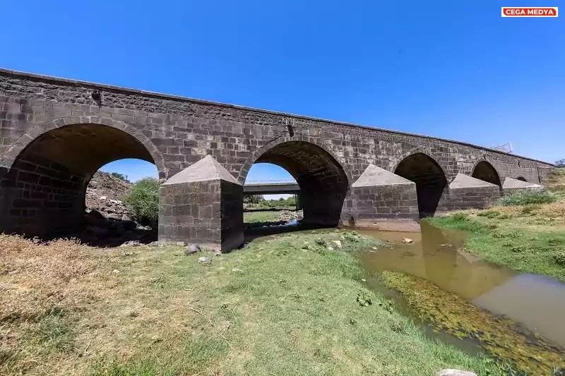 Dev Egeçidi