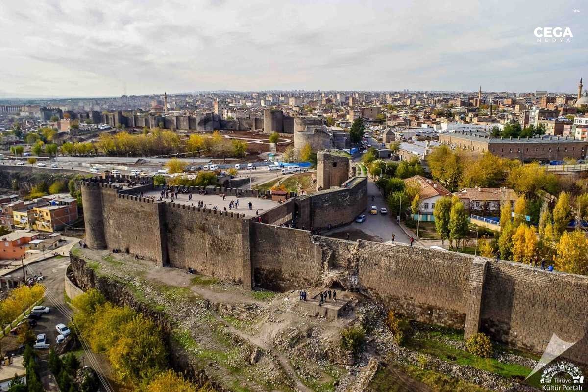 Tari̇hi̇ Di̇yarbakir Surlari Ve 4 Kapisi Manşet