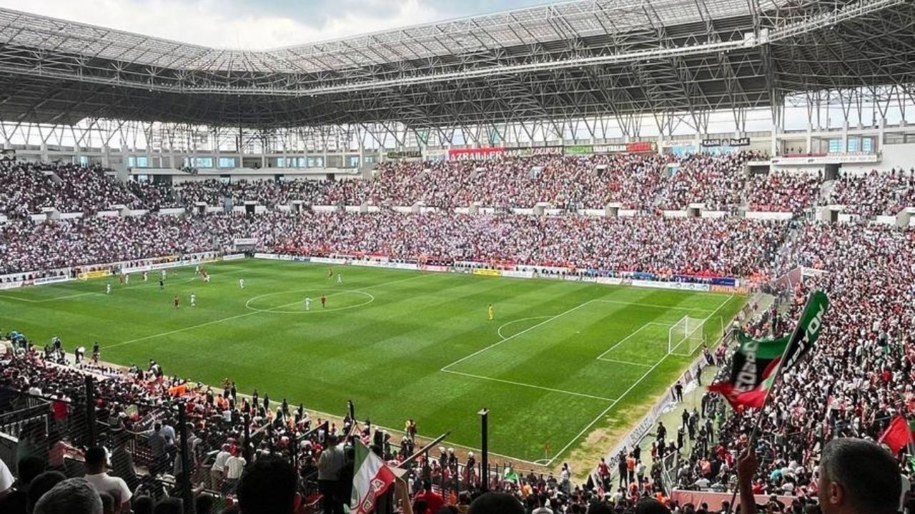 Stadyum Ve Gökyüzü 1