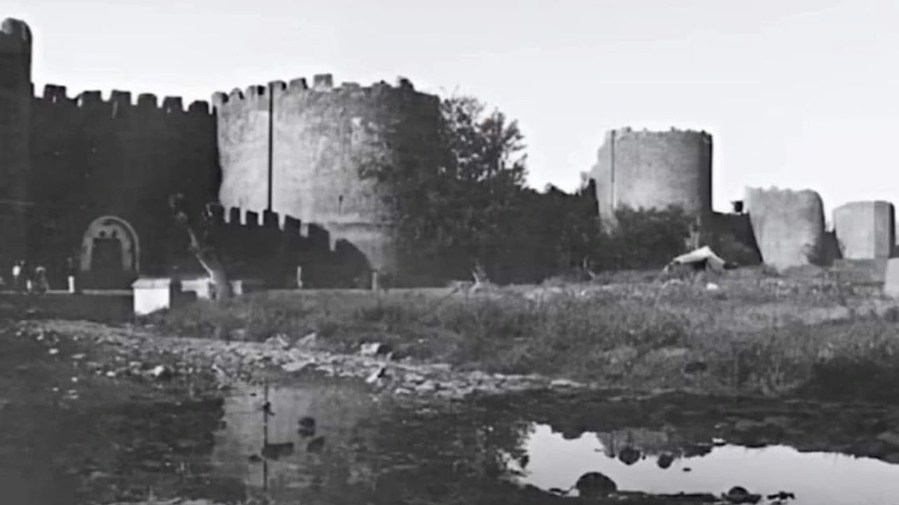 Diyarbakır'da bombalanarak yıkımı yansıtan kare