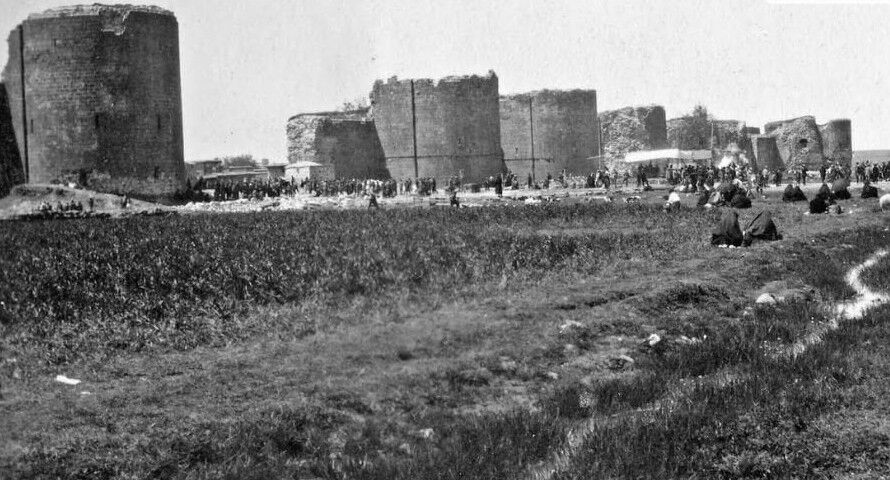 Diyarbakır'da bombalanarak yıkımı yansıtan kare