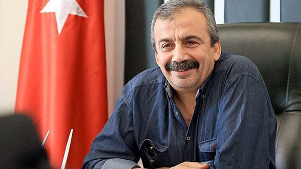 Sırrı Süreyya kalp krizi nedeniyle hastaneye kaldırıldı