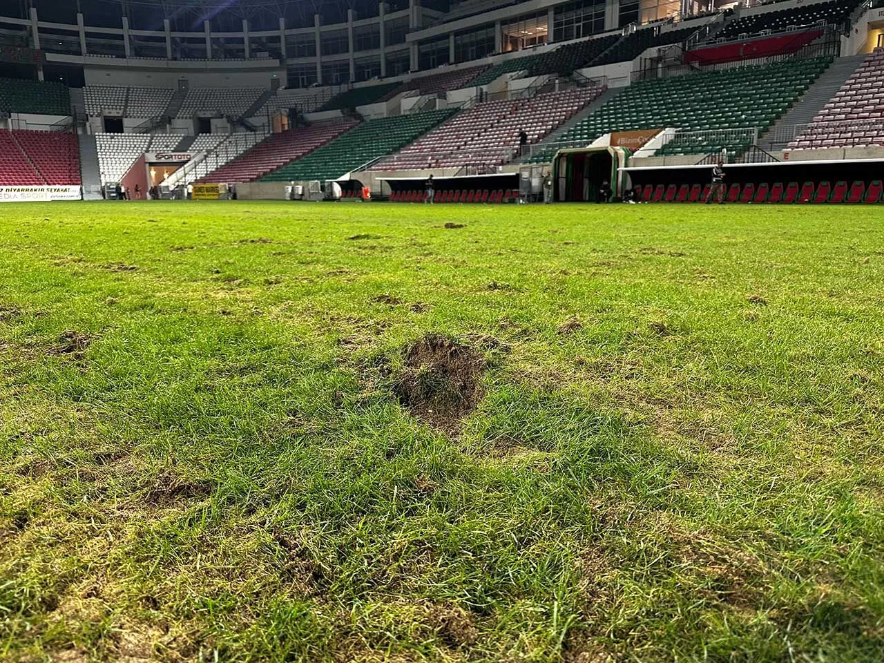 Vali Zorluoglu Diyarbakir Stadyumunda Yasanan Saha Zemini Sorusunu Yanitladi 2