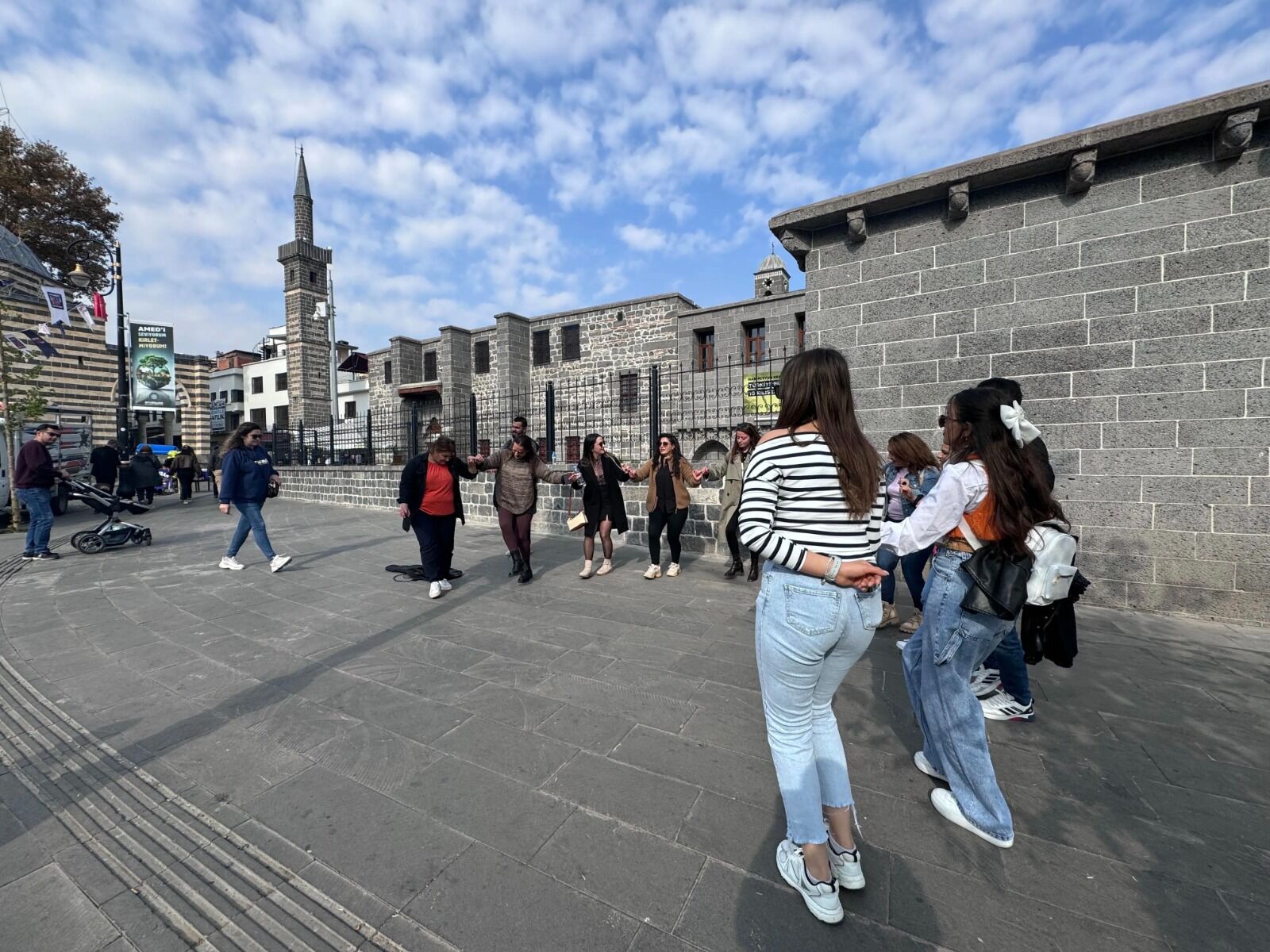 Diyarbakır'ın tarihi mekanlarında halay coşkusu
