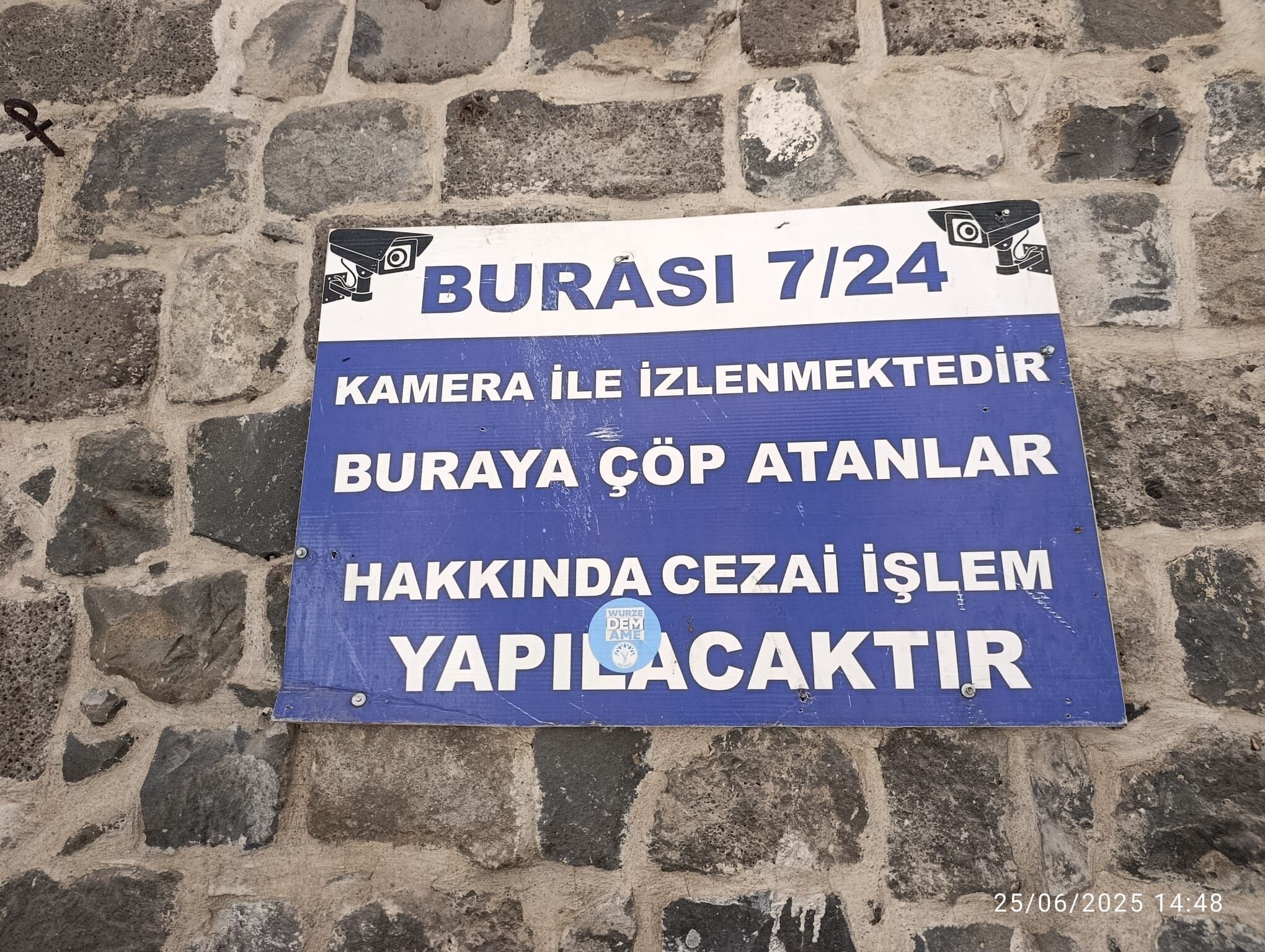Diyarbakır Suriçi’nde çöplerle dolan tarihi sokak manzarası