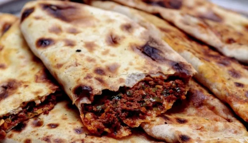 Hobe, Süryani dilinde "hamur" anlamına gelir.  Etli hobe ise, baharatlı kıymalı iç harçla doldurulan ve fırında pişirilen bir hamur yemeğidir.  Genellikle yarım ay şeklinde kapatılır, tıpkı sembusek gibi.  Hamur, maya kullanılmadan açılır ve içerisine kıyma, soğan, karabiber, pul biber, bazen ceviz gibi malzemelerle hazırlanan harç konur.  Kapatılan hamur parçaları taş fırında ya da ev fırınında pişirilir.