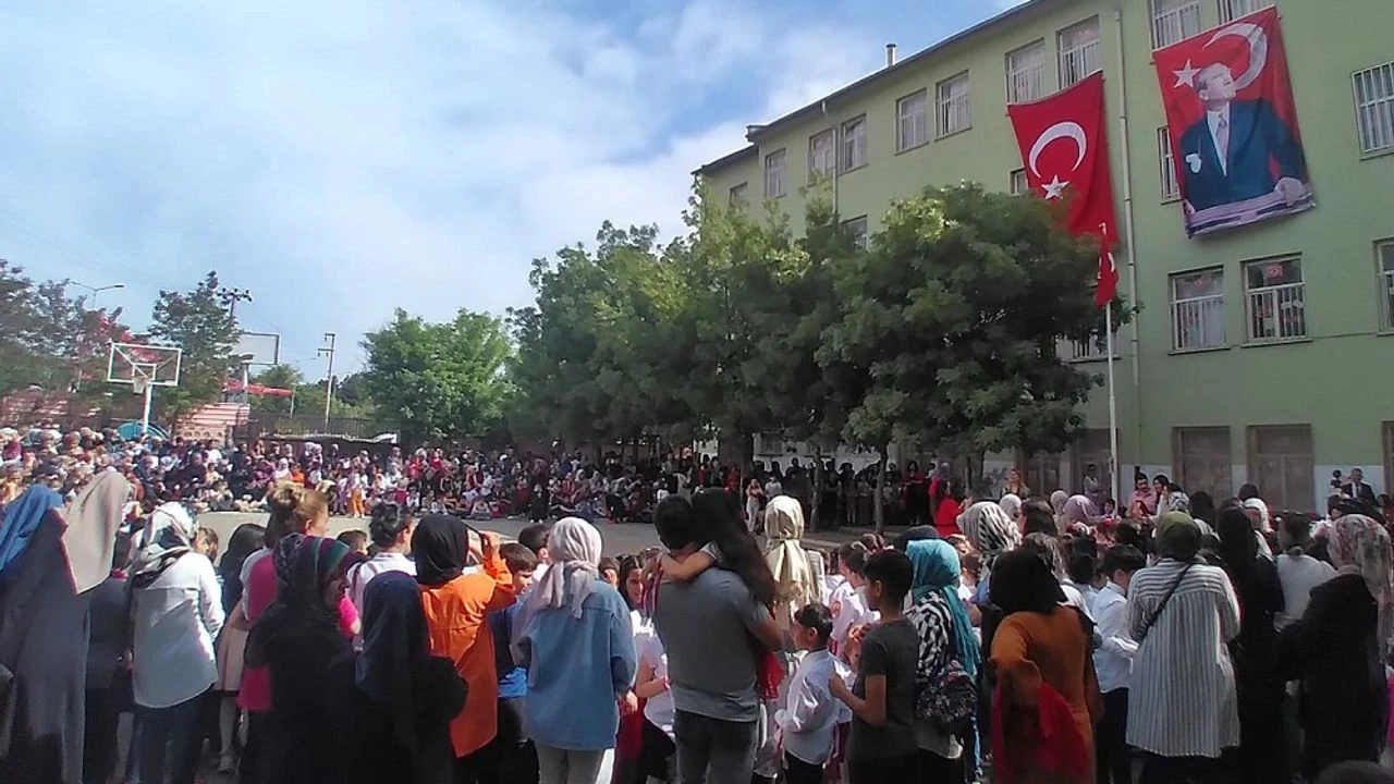Diyarbakir Gazi Ilkokulunda 23 Nisan Kutlamasi-1