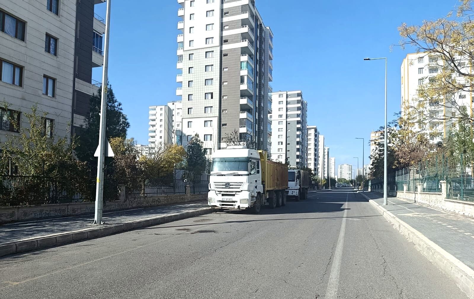 Diyarbakır’da park edilen kamyonlar tepkilere yol açıyor