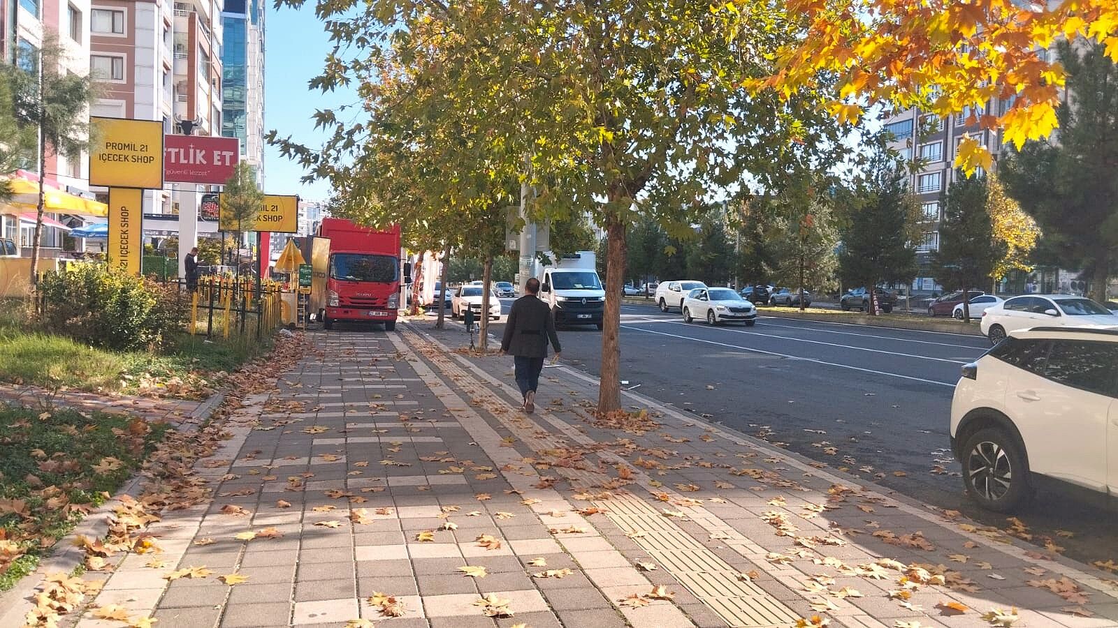 Diyarbakır’da kaldırımlar araçlara teslim