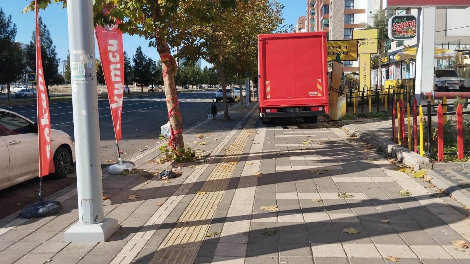 Diyarbakır’da kaldırımlar araçlara teslim
