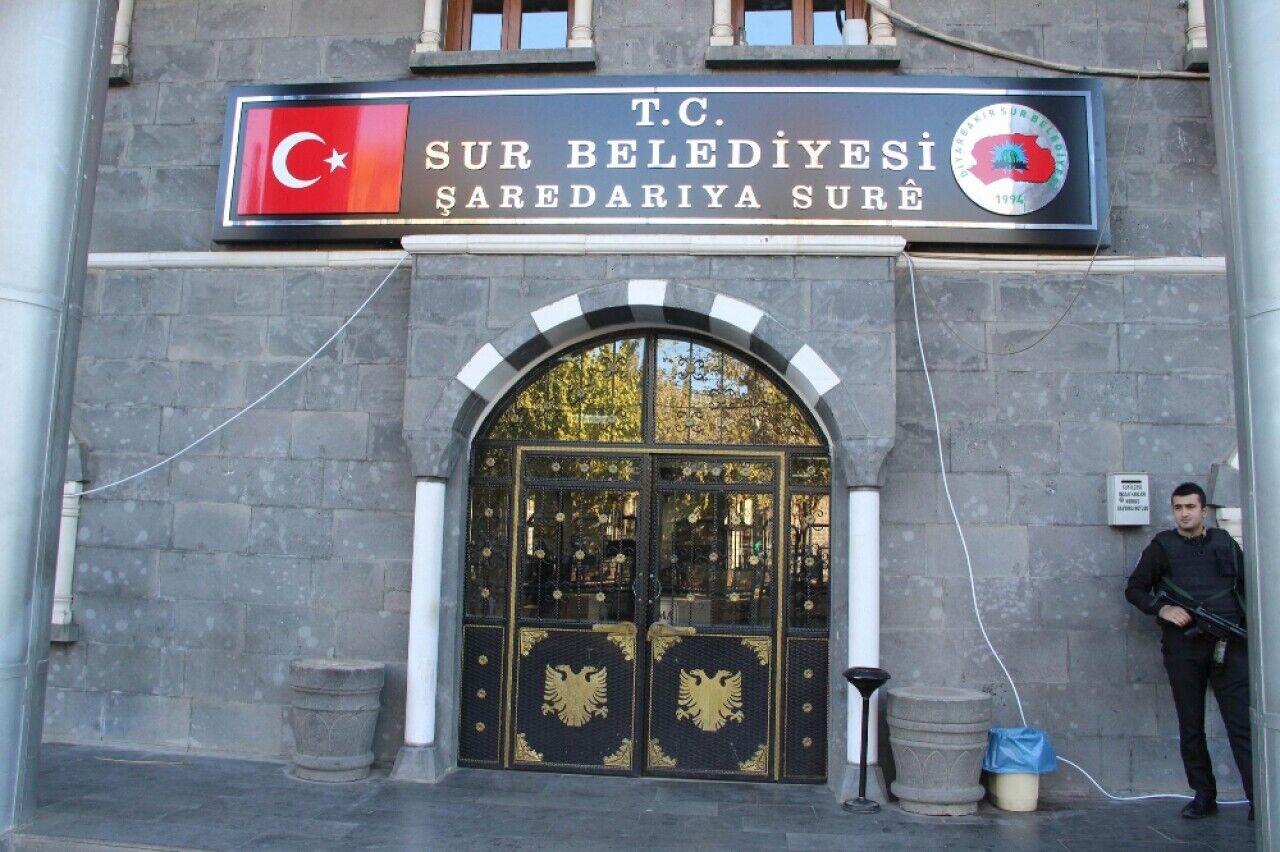 Sur Belediyesine 15 Yil Sonra Turk 153204