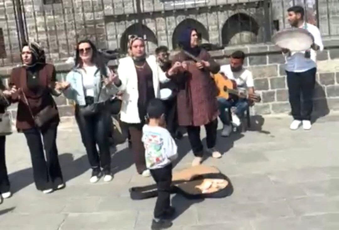 Diyarbakır'ın sokak şarkıcıları coşturuyor