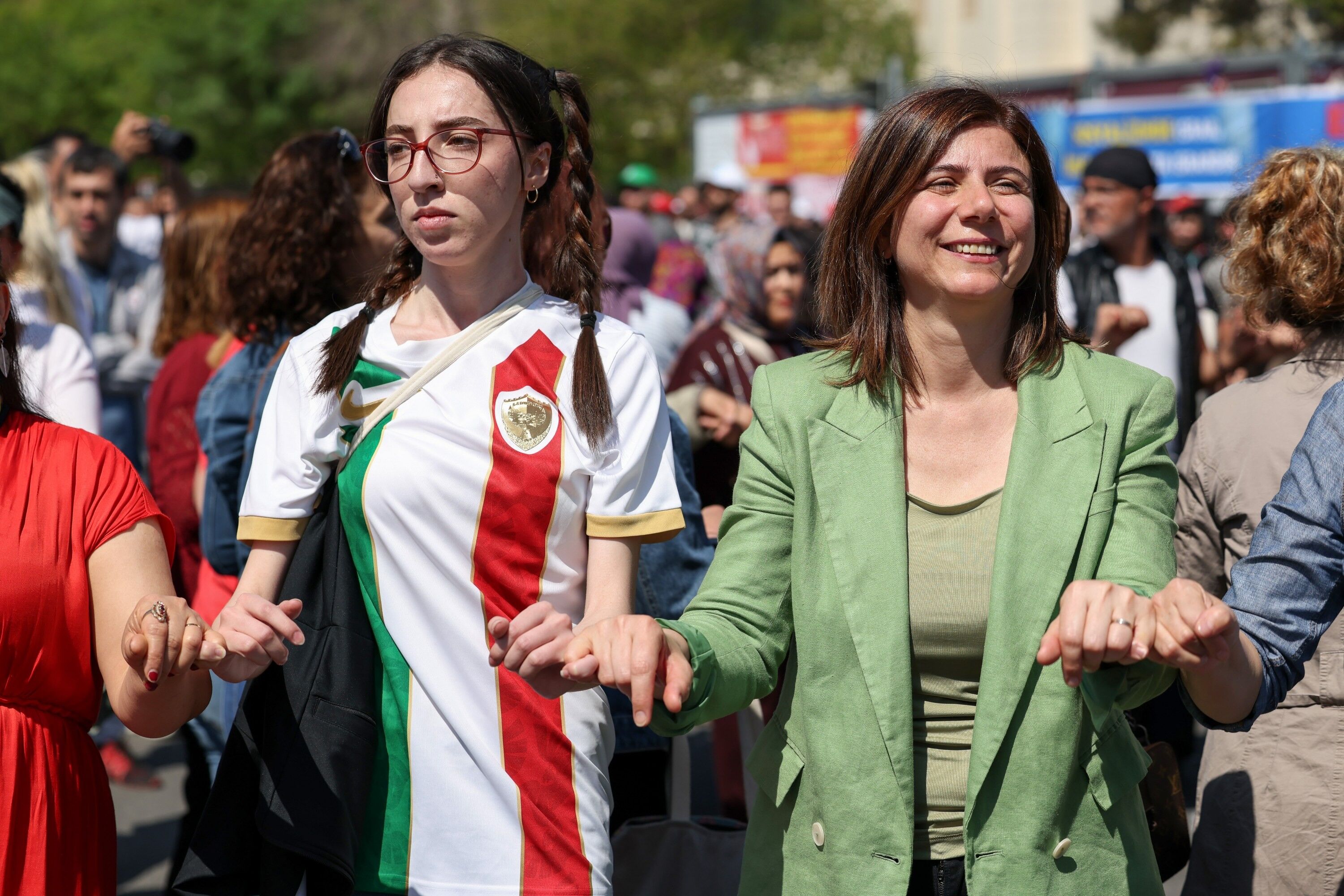  Kutlamalar, KESK, DİSK, TTB ve TMMOB gibi güçlü paydaşların öncülüğünde organize edildi. Coşku, Yenişehir’deki TMO önünde toplanan kitlenin İstasyon Meydanı’na doğru gerçekleştirdiği yürüyüşle başladı.   Yürüyüşe Diyarbakır Büyükşehir Belediyesi Eşbaşkanı Serra Bucak, DBP Eş Genel Başkanı Çiğdem Kılıçgün Uçar ve ilçe belediye eşbaşkanları da katılarak emekçilere destek verdi.  Miting alanına ulaşan kortej, burada bekleyen binlerce vatandaşla buluştu. Eşbaşkan Serra Bucak, alan içerisinde emekçilerle tek tek sohbet ederek bayramlarını kutladı.   Protokolün halkla iç içe olduğu kutlamalarda, mücadele mesajları sloganlarla değil, omuz omuza çekilen halaylarla da pekiştirildi.  ''ÖZGÜRLÜK, EMEK VE ADALET''  Kürsüden yükselen konuşmalarda ortak vurgu; hak arayışı, adalet ve ekonomik refah oldu.   Katılımcılar, daha iyi çalışma koşulları ve demokrasi taleplerini yüksek sesle dile getirdi.  Resmi konuşmaların ardından İstasyon Meydanı tam bir şölen alanına dönüştü.  Diyarbakır’ın yerel ezgileri eşliğinde binlerce kişi dev halay halkaları kurdu.  Birlik ve dayanışma ruhunun ön planda olduğu etkinlik, başladığı gibi yüksek bir enerjiyle sona erdi.