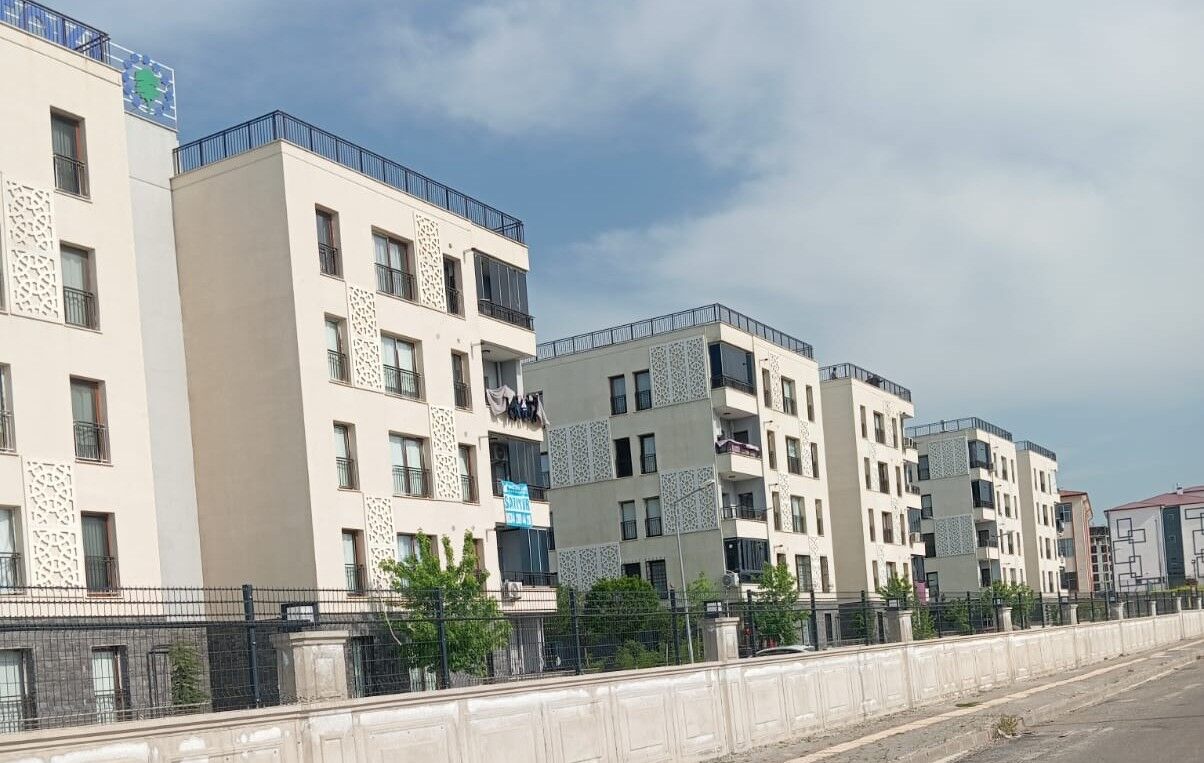 Diyarbakır TOKİ konutları oturulamaz hale geldi