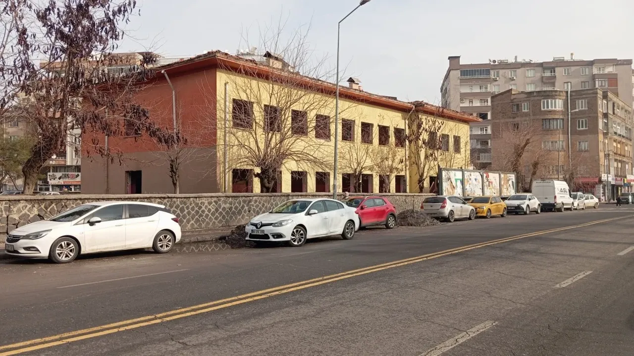 Diyarbakir In Ilk Ortaokulu Ali Emiri Icin Yikim Sureci Basladi 823080-1