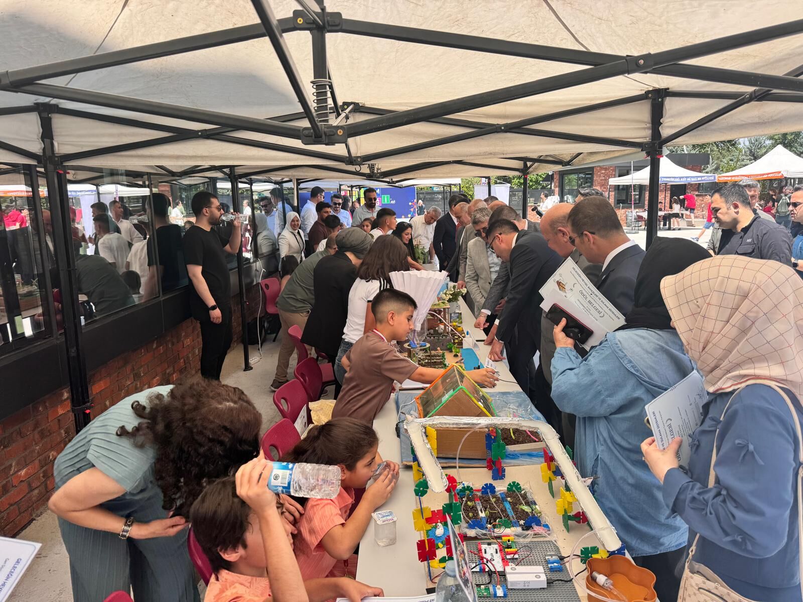 Diyarbakır'da öğrenciler yeteneklerini bilim şenliğinde sergiledi