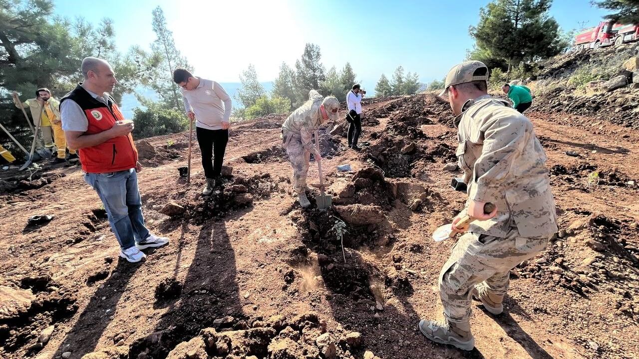 Kilis’te Cumhuriyet’in 100’üncü yılı anısına 100 öğrenci yüz fidan dikti