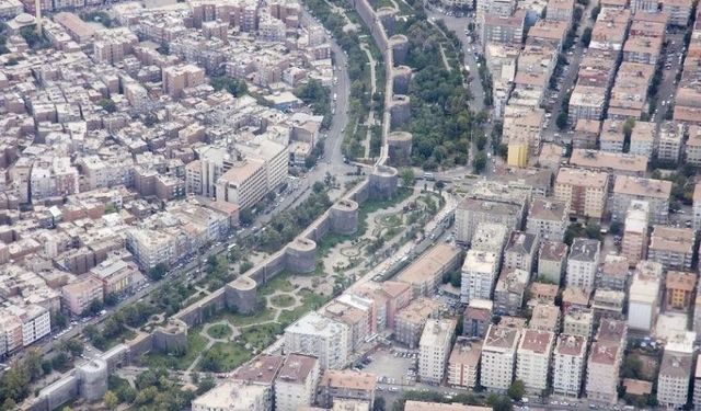 Diyarbakır’da üst geçitten düştü , ağır yaralı