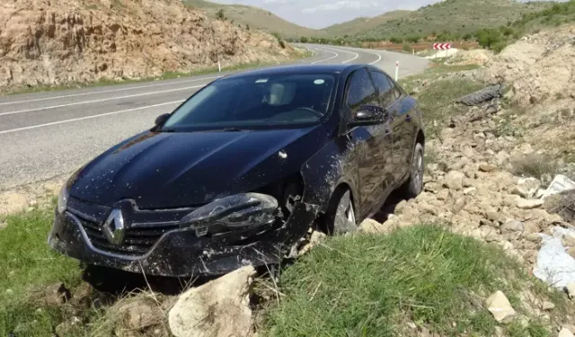 Kontrolden çıkan otomobil kayalıklara çarptı